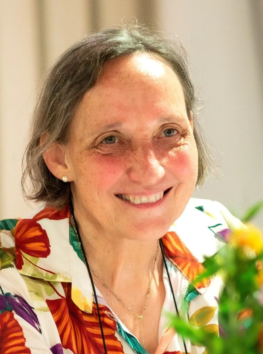 Dr. med. Jutta Draeger lächelnd in einer bunt geblümten Bluse